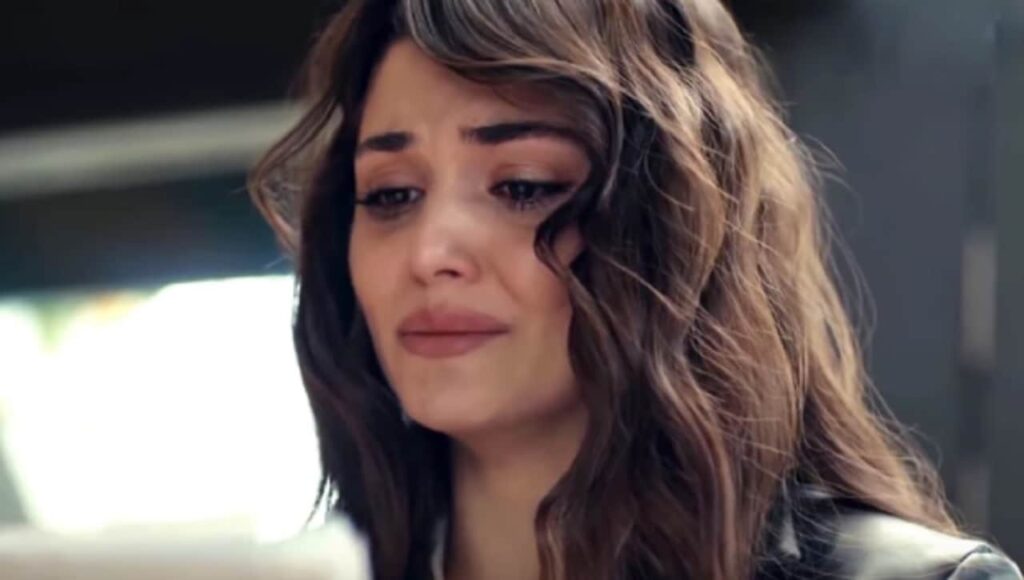 Hande Erçel bufera social per aver ostentato ricchezza. Le reazioni dei social