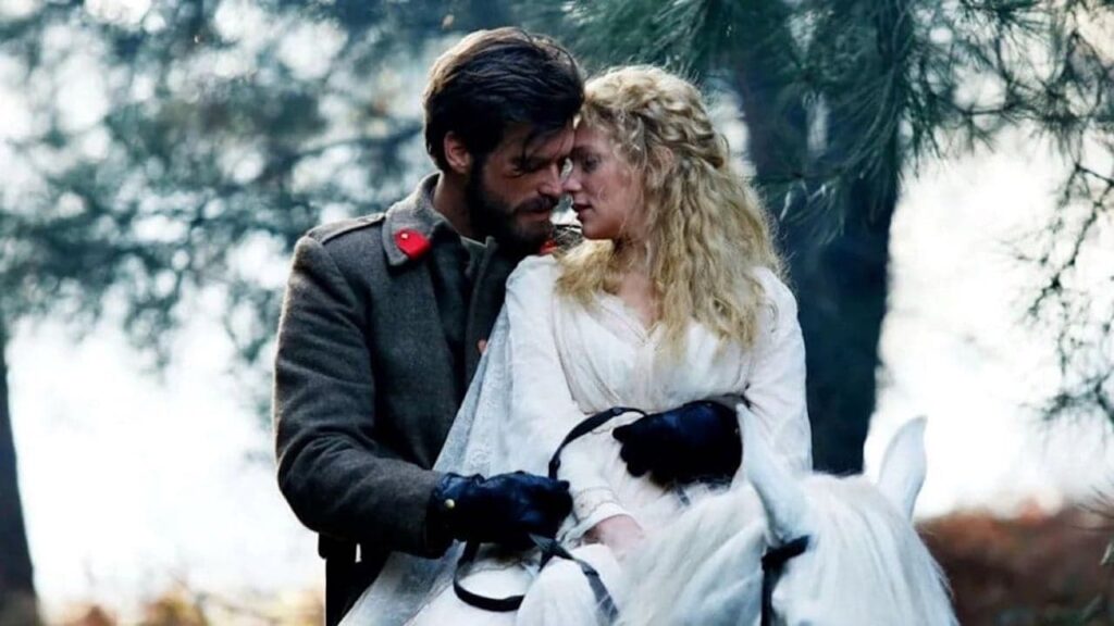 Kıvanç Tatlıtuğ e Demet Özdemir tornano insieme: La Ragazza e l’Ufficiale è il nuovo appuntamento Mediaset stasera su Canale 5