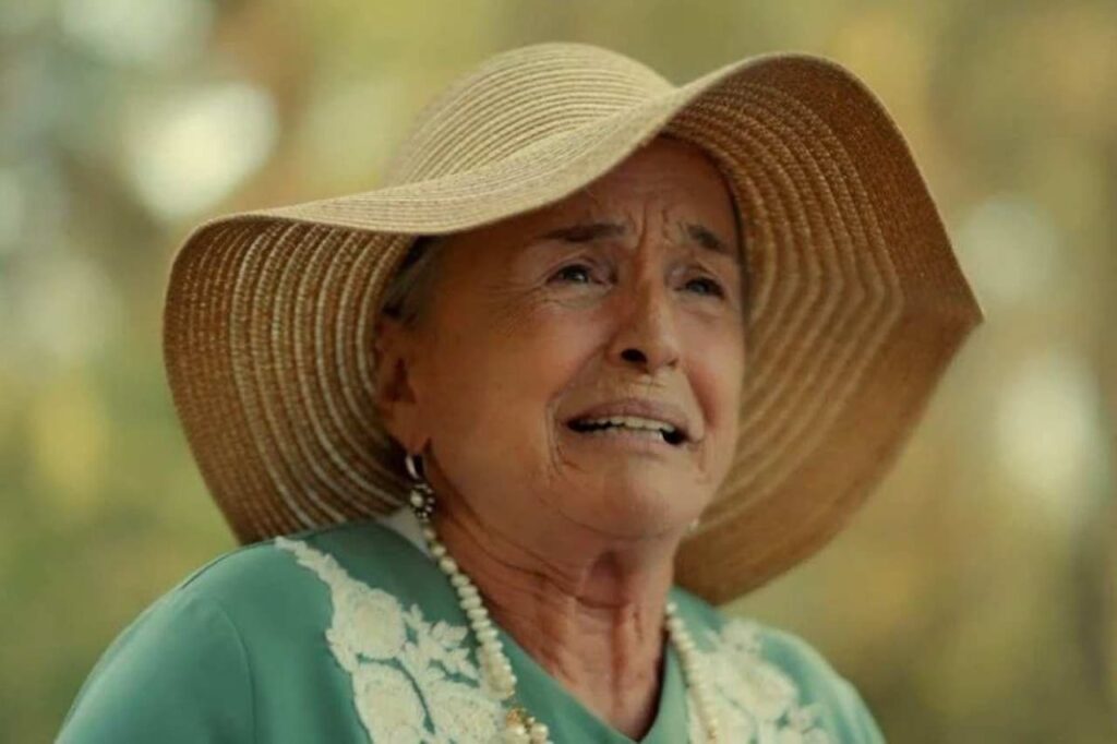 Azize di terra amara con cappello di paglia